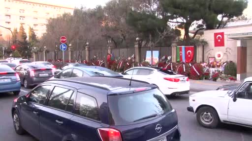Türkiye’nin Bakü Büyükelçiliğinin önü çiçeklerle donatıldı