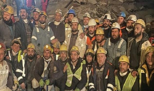 Türkiye’nin dört bir yanından gelen 10 bin madencimizin ellerinden öpüyoruz