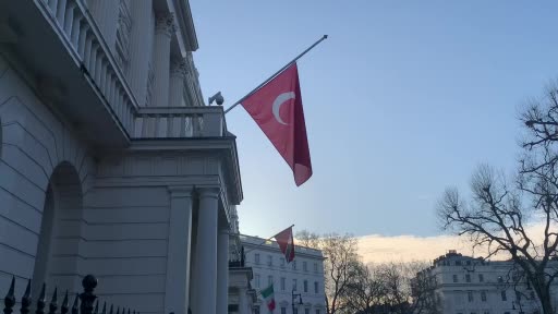 Türkiye’nin Londra Büyükelçiliğindeki Türk bayrağı yarıya çekildi