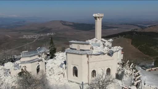 Ukkaşe Hazretlerinin türbesinin restore edilen bölümleri  depremde yıkıldı