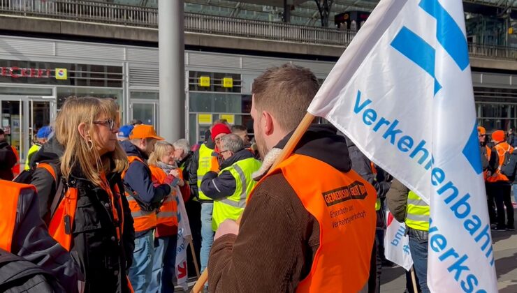 Almanya’da ulaşım sektörü çalışanlarından protesto