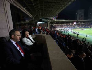 Bakan Kasapoğlu, Ermenistan – Türkiye maçını tribünden takip etti