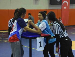 Bitlis’te bilek güreşi bölge yarışmaları yapıldı