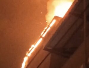 Bursa’da binanın çatısı alev alev yandı, o anlar kameralarda