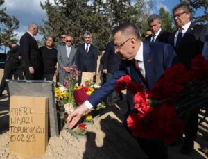 Cumhurbaşkanı Yardımcısı Oktay, KKTC’de depremde ölen öğrencilerin mezarını ziyaret etti