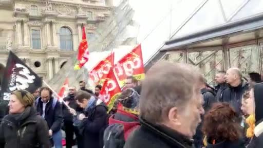Fransa’da protestocular Louvre Müzesi’nin girişini kapattı
