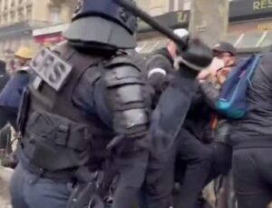 Fransız polisinden protestoculara copla orantısız güç