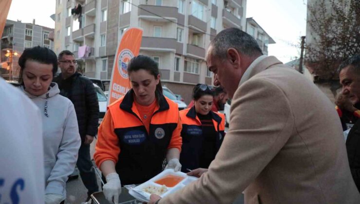 Gemlik Belediyesi binlerce kişiye iftar veriyor