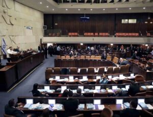 İsrail’de tartışmalı yargı reformu meclisin bir sonraki yasama dönemine kadar ertelendi