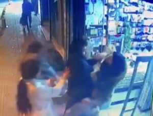 İstanbul’da kadınların omuz atma kavgası kamerada