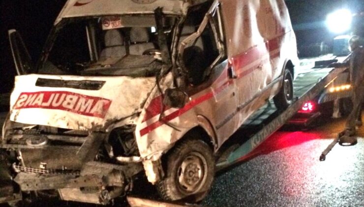 Kütahya’da ambulans devrildi: 3 yaralı