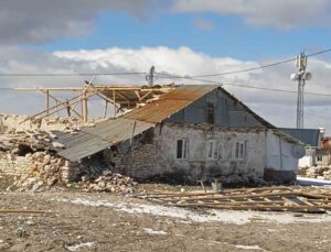 Malatya’da fırtına evlerin çatısını uçurdu