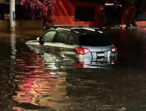 Meksika’yı sel vurdu, yollar sular altında kaldı: 5 ölü