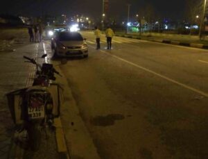 Seyir halindeki araç, motosiklete çarpıp yola savurdu: 2 ağır yaralı