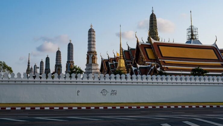 Tayland Kraliyet Tapınağı’nın duvarına monarşi karşıtı semboller çizildi: 2 gözaltı