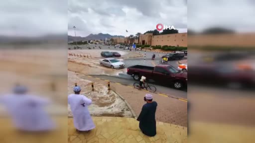 Umman’da sokaklar sular altında kaldı