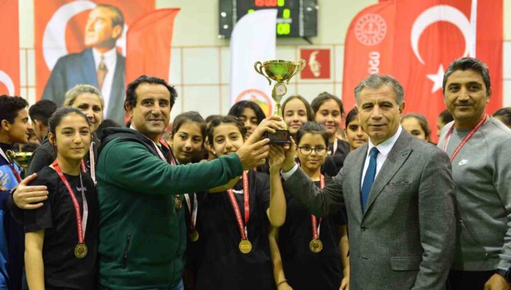 Adana’da hentbolda Orhangazi Ortaokulu erkek ve kız takımları il birincisi oldu