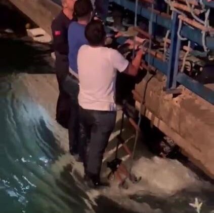 Adana’da minibüs sulama kanalına düştü, itfaiye 4 kişiyi boğulmaktan kurtardı