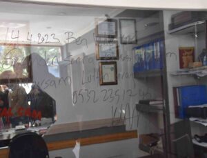 AK Partili vekil adayı ziyaret ettiği esnafın iş yerinin camına bu notu yazdı