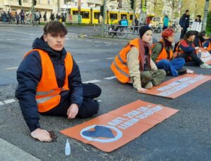 Almanya’da iklim aktivistleri ellerini asfalta yapıştırdı