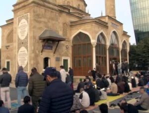 Azerbaycanlı Müslümanlar bayram namazında Şehitlik Camii’ni doldurdu