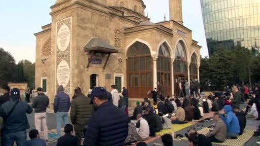Azerbaycanlı Müslümanlar bayram namazında Şehitlik Camii’ni doldurdu