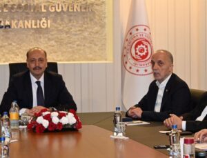 Bakan Bilgin, Türk-İş ve Hak-İş genel başkanlarıyla bir araya geldi