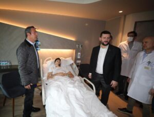 Başkan Ali Koç ve yöneticilerden Altay Bayındır’a hastanede ziyaret