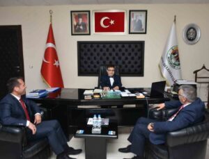 Başkan Bozkurt, 23 Nisan’da makamını öğrenci başkanı Kırcalı’ya devretti