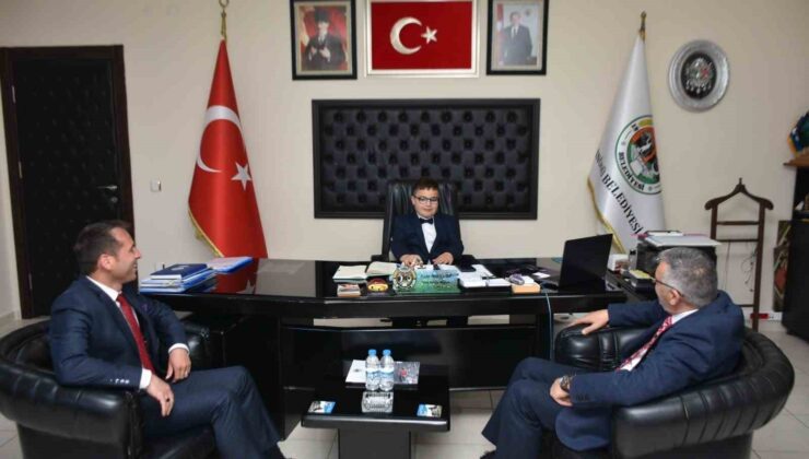 Başkan Bozkurt, 23 Nisan’da makamını öğrenci başkanı Kırcalı’ya devretti