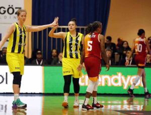 Basketbolda derbiyi kazanan Fenerbahçe, yarı final serisinde 1-0 öne geçti