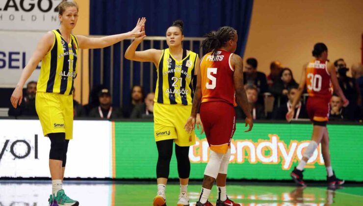 Basketbolda derbiyi kazanan Fenerbahçe, yarı final serisinde 1-0 öne geçti