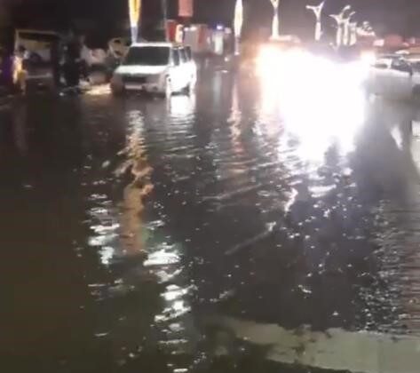 Bitlis’te sağanak yağış sürücülere zor anlar yaşattı