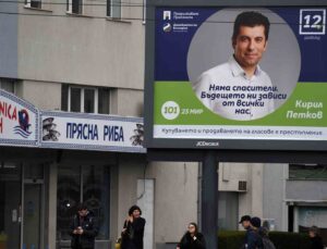 Bulgaristan, siyasi krizi aşmak üzere yarın sandık başına gidecek