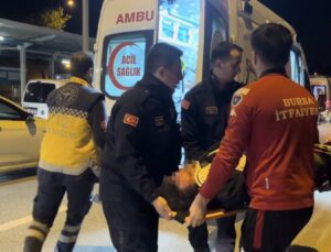 Bursa’da çekicinin paletlerine çarpan araç takla attı: 2 yaralı