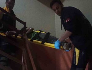 Çatı katından apartman boşluğuna düşen çocuk ağır yaralandı