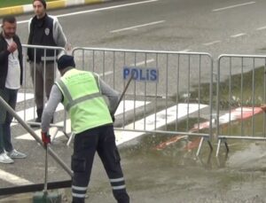 CHP’li belediye, miting öncesi göle dönen alanı temizledi
