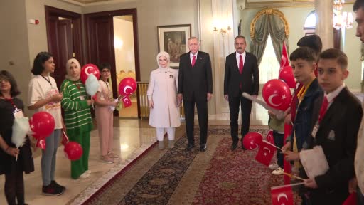 Cumhurbaşkanı Erdoğan çocuklarla birlikte TCG Anadolu gemisini Dolmabahçe Sarayı’ndan uğurladı