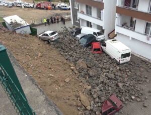 Depremden etkilenmeyen istinat duvarı yağmurda çöktü, araçlar hurdaya döndü