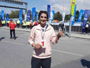 Depreme kampta yakalanan Yayla Gönen yarı maratonda birinci oldu