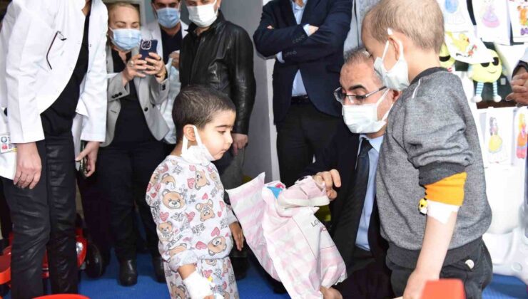 Diyarbakır’da hastanede tedavi gören çocukların çifte bayramı kutlandı