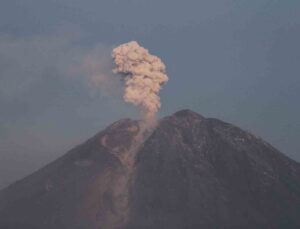 Endonezya’daki Semeru Yanardağı’nda 16 patlama
