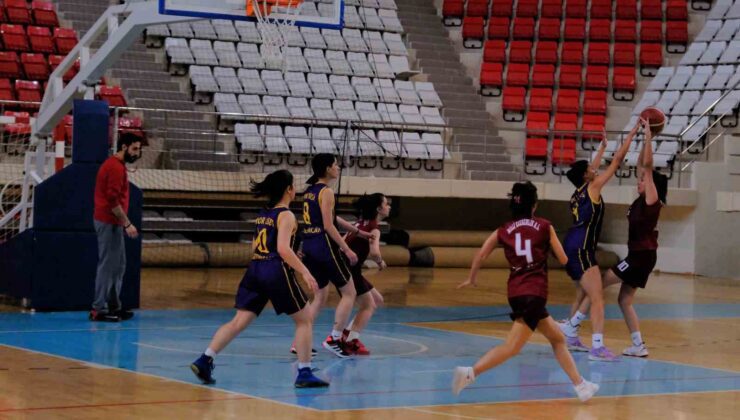 Erzincan’da oynanan basketbol şampiyonasında liseliler ter döktü