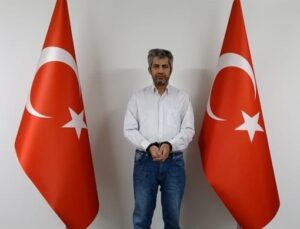 FETÖ’nün güncel finans yapılanmasında yer alan Mehmet Cintosun, MİT tarafından yurt dışında düzenlenen operasyonla yakalanarak Türkiye’ye getirildi.