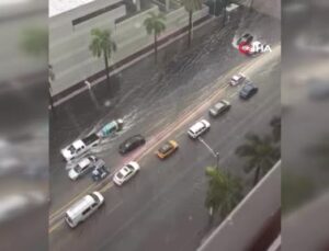 Florida’da caddeler göle döndü, bir kişi sel sularında yüzdü