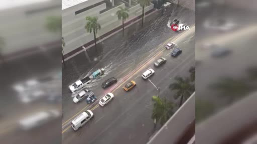 Florida’da caddeler göle döndü, bir kişi sel sularında yüzdü