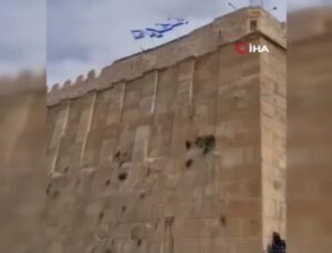 Harem-i İbrahim Camisi’ne İsrail bayrakları asıldı