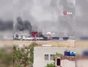 Hartum Havalimanı’ndaki bazı uçaklardan duman yükseldi