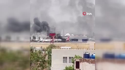 Hartum Havalimanı’ndaki bazı uçaklardan duman yükseldi