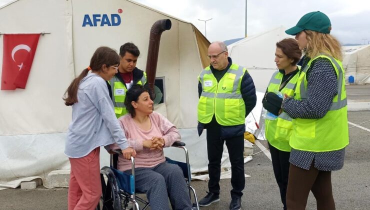 Hatay’da görev yapan Pamukkale HEM ekibi engelli depremzedeyi sevindirdi